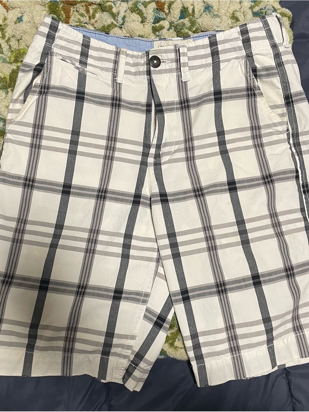 American Eagle Men's White and Gray Plaid Shorts Size 32